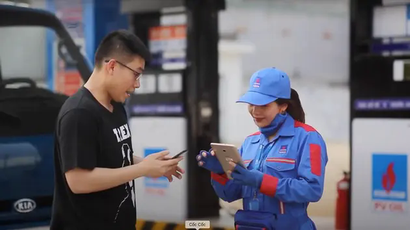 Trước kỳ nghỉ Tết, giá bán lẻ xăng giảm, dầu tăng