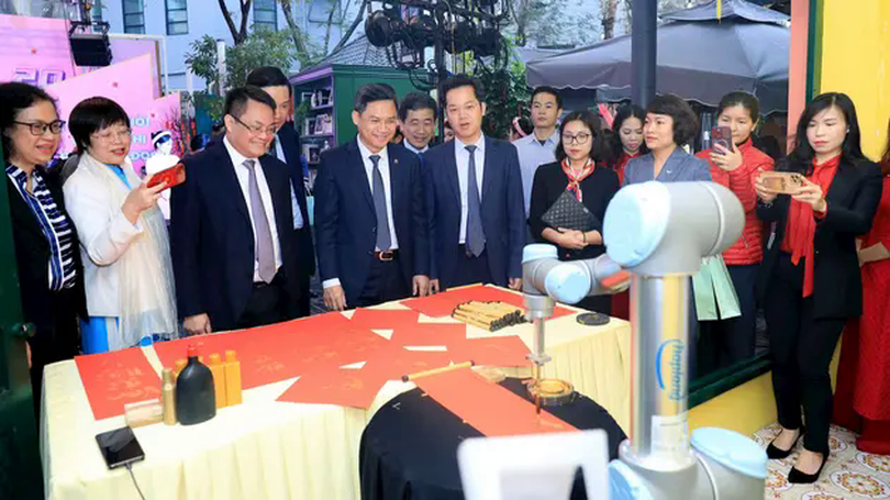 Xem robot viết thư pháp tại phố sách Xuân Ất Tỵ