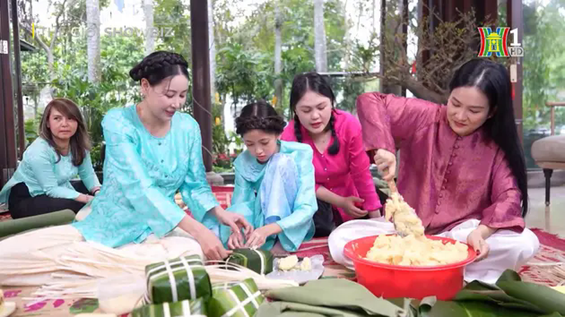 Hoa hậu Hà Kiều Anh gói bánh chưng cùng con