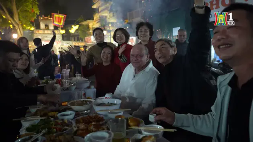 Cả phố tất niên