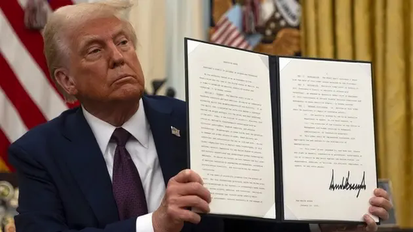 Tổng thống Trump ký sắc lệnh áp thuế mới gây tranh cãi