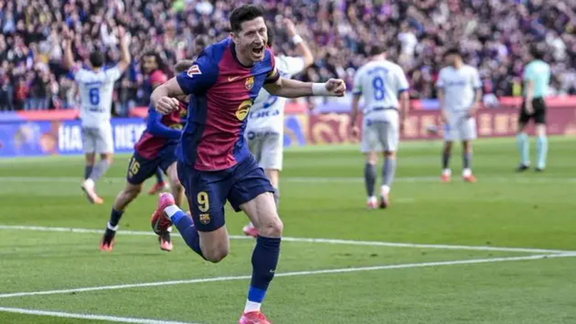 Barcelona rút ngắn khoảng cách với Real Madrid