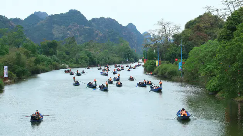 Khai hội chùa Hương đón hàng nghìn du khách