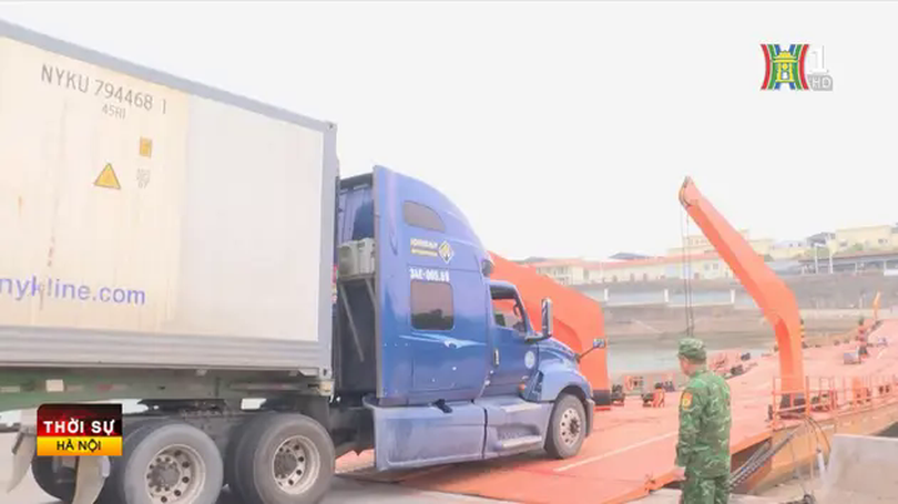 Lô hàng đầu năm xuất khẩu qua lối mở cầu phao