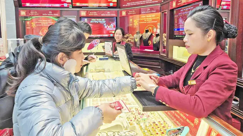 Người dân chấp nhận mua vàng giá cao dịp vía Thần Tài