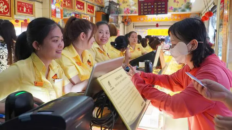 Người dân TP.HCM đổ xô mua vàng ngày vía Thần Tài