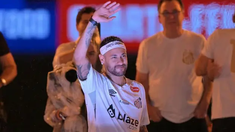 Neymar ra sân trong màu áo Santos sau 12 năm
