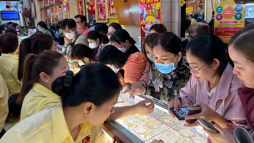 Xếp hàng từ sáng sớm mua vàng ngày vía Thần Tài