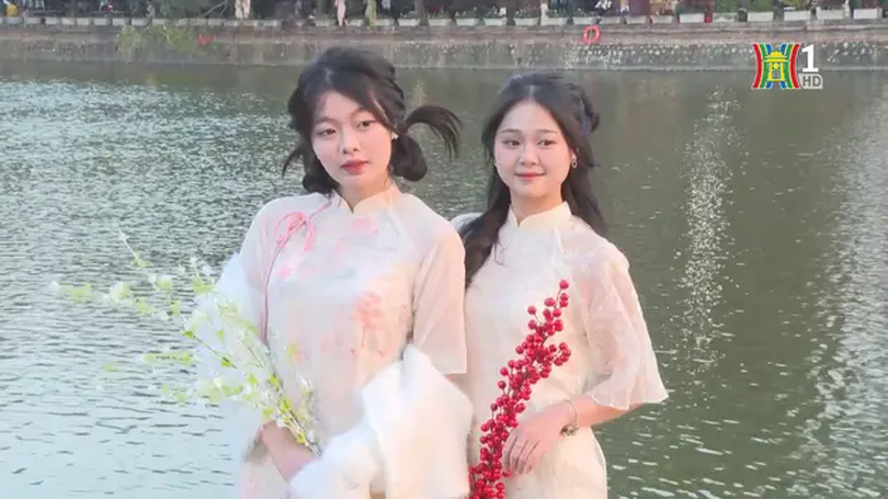 Diện áo dài du xuân