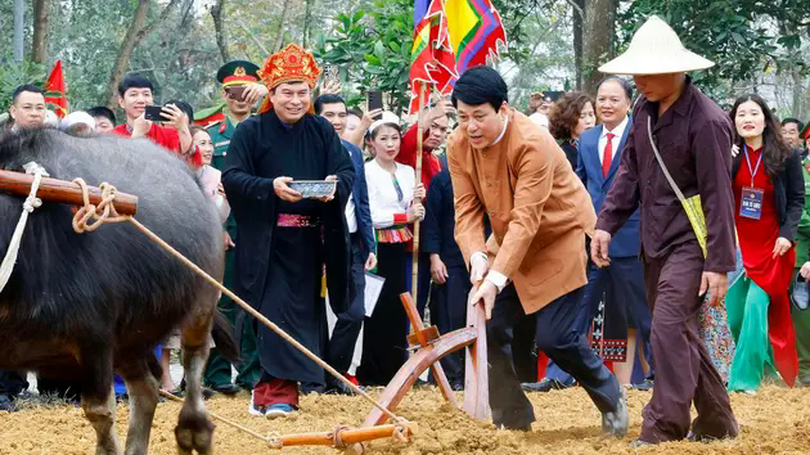 Chủ tịch nước dự lễ mở cửa tháp và xuống đồng cày ruộng