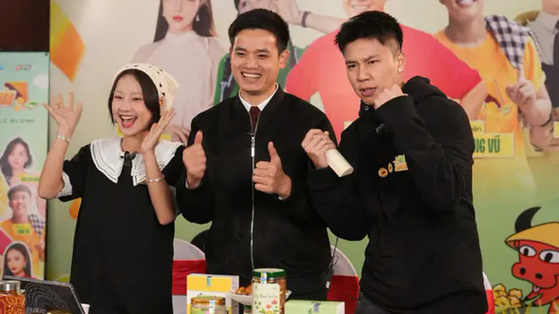 Nghệ sĩ livestream bán nông sản trong 'Về quê làm giàu'
