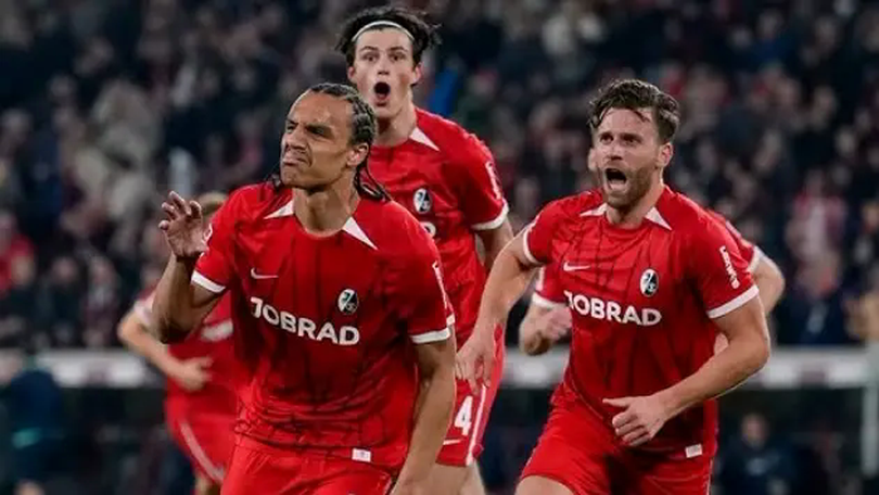 Freiburg tiến vào top 4 Bundesliga