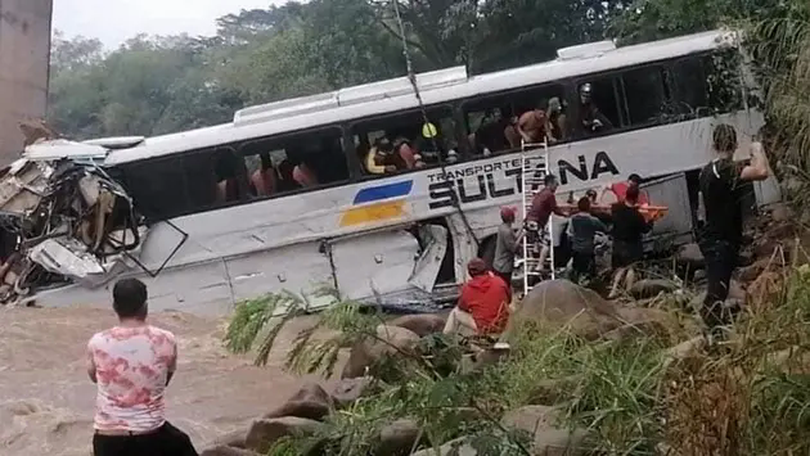 Tai nạn xe buýt nghiêm trọng tại Brazil, 12 người thương vong