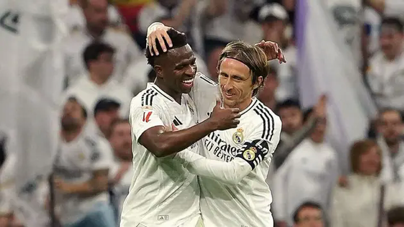 Real Madrid san bằng điểm số với Barcelona