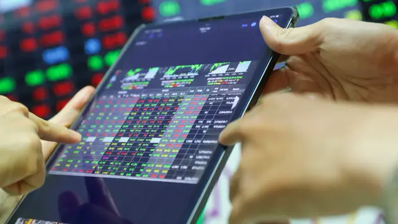 VN-Index giữ vững mốc 1.300 điểm