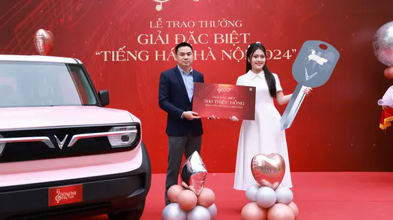 Thí sinh giải Đặc biệt Tiếng hát Hà Nội nhận giải thưởng
