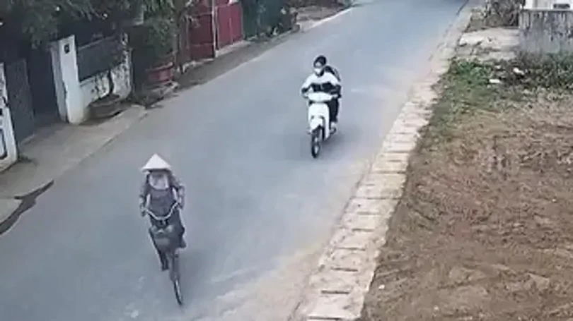 Nguy hiểm khi học sinh đi xe máy phóng nhanh lạng lách