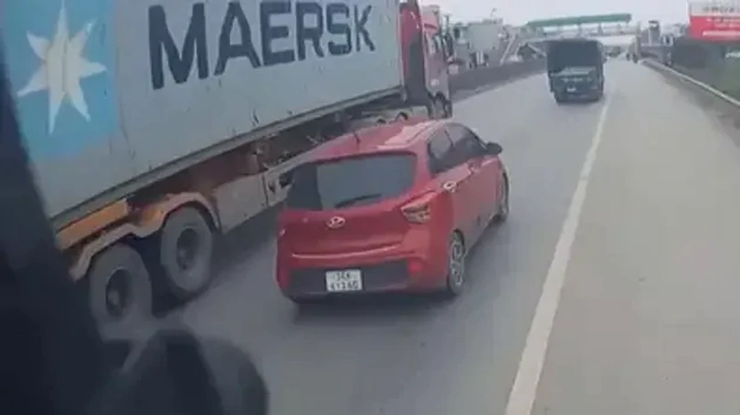 Ô tô con vượt ẩu va chạm với container