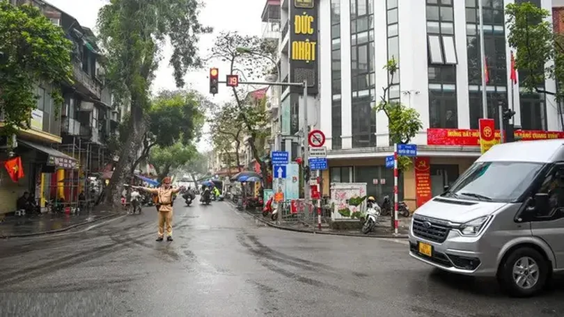 Phố cổ Hà Nội thông thoáng khi cấm xe 16 chỗ