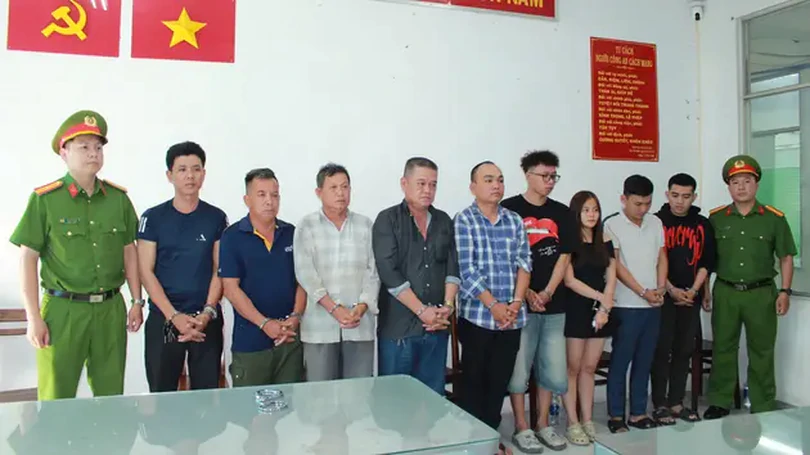 Bắt khẩn cấp 9 đối tượng khiêng quan tài diễu phố