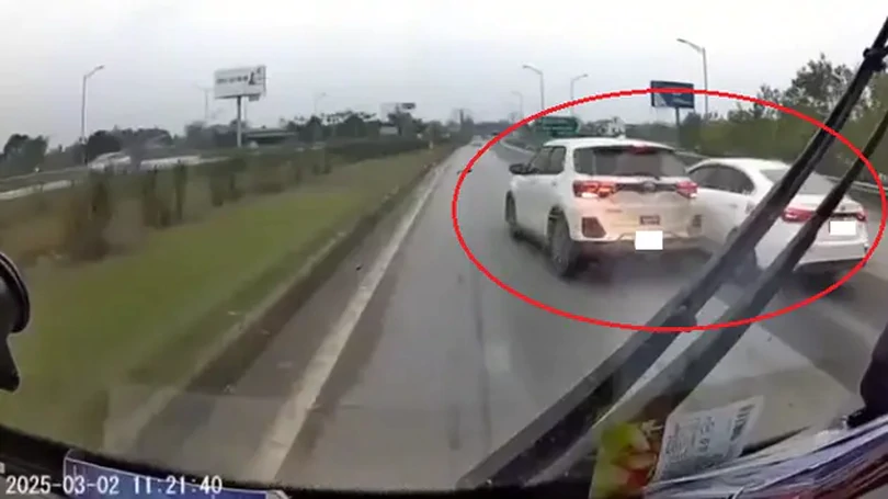 Ô tô con vượt ẩu, tạt đầu xe khác trên cao tốc