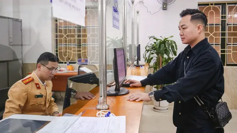 Công an phường thực hiện cấp đăng ký xe