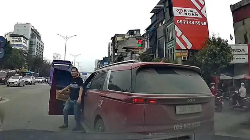Lái xe đi sai còn gây gổ, dọa nạt người khác