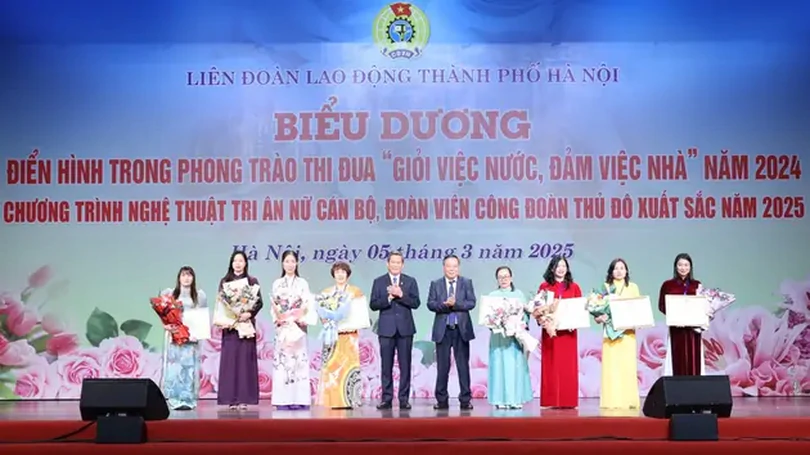 Biểu dương nữ CNVCLĐ Thủ đô 'giỏi việc nước, đảm việc nhà'