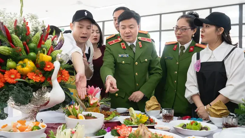 Cảnh sát trổ tài nấu cơm trong cuộc thi mừng 8/3