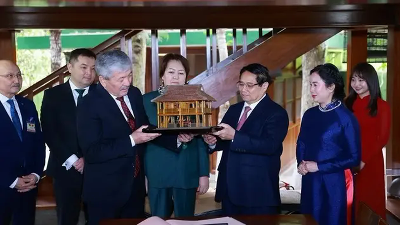 Thủ tướng Việt Nam và Kyrgyzstan thăm Khu di tích Bác Hồ