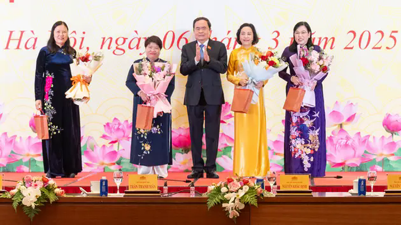 Chủ tịch Quốc hội chúc mừng nữ đại biểu Quốc hội