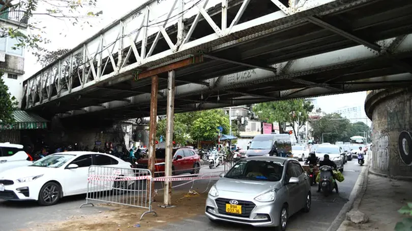 Cầu đường sắt Trần Nhật Duật phải dựng cột chống