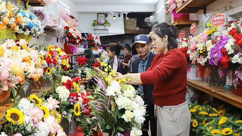 Giá cả tăng, thị trường quà tặng 8/3 vẫn đắt khách