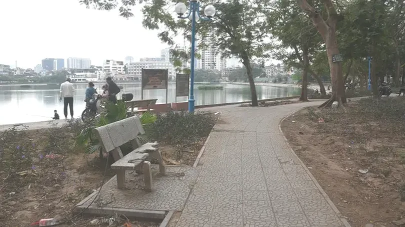 Vườn hoa hồ Giảng Võ xuống cấp