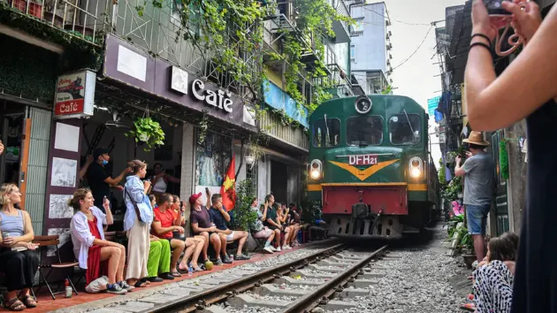 Hà Nội: Xử lý nghiêm vi phạm tại phố 'cà phê đường tàu'