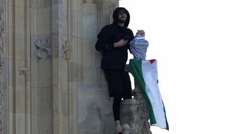 Một người đàn ông cầm cờ Palestine trèo lên tháp Big Ben