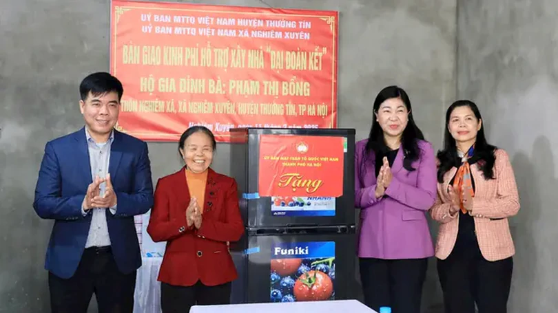 MTTQ TP.Hà Nội bàn giao kinh phí xây nhà đại đoàn kết