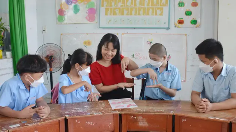 Cần bổ sung gần 6.500 giáo viên hỗ trợ giáo dục người khuyết tật