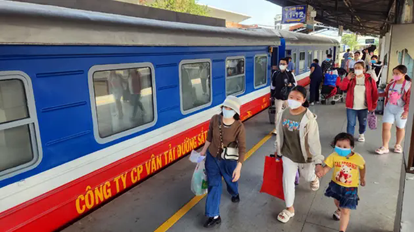 Tàu khách Bắc - Nam tăng chuyến, giảm giá vé