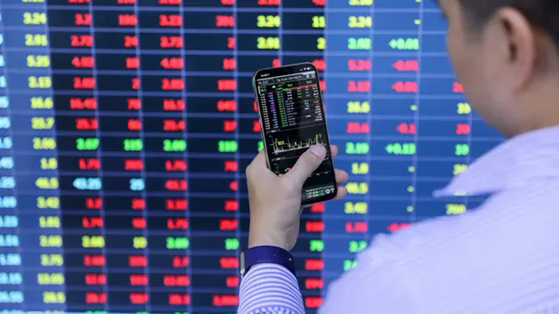 Sắc đỏ ngập tràn bảng điện tử, VN-Index giảm hơn 8 điểm