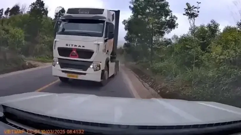 Nhiều ô tô vượt ẩu trên đường đèo 'tử thần'