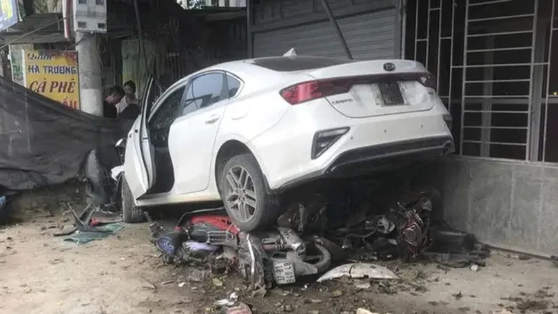 Ô tô mất lái đâm nát 7 xe máy