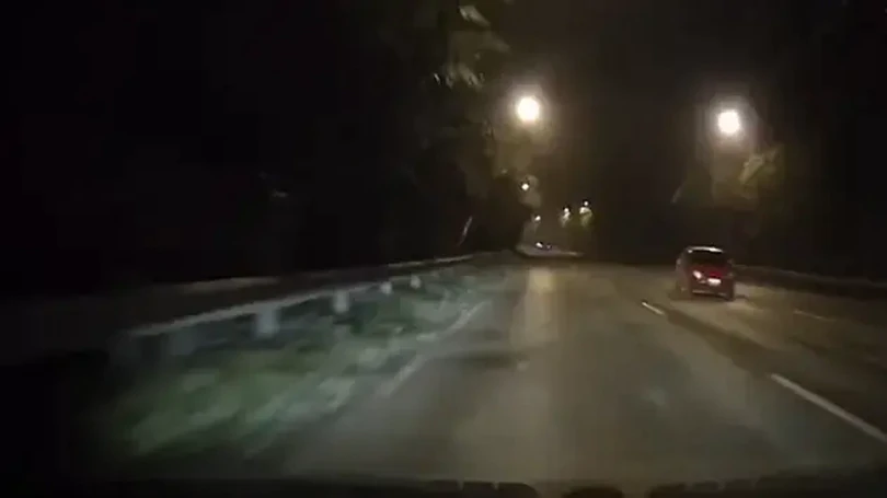 Ô tô tắt đèn đi ngược chiều trên Đại lộ Thăng Long