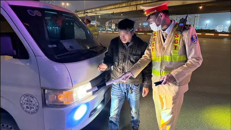 Xe 'độ' đèn dễ gây tai nạn giao thông