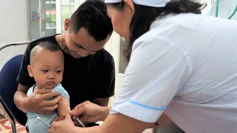 Tổ chức chiến dịch tiêm vắc xin trên toàn quốc