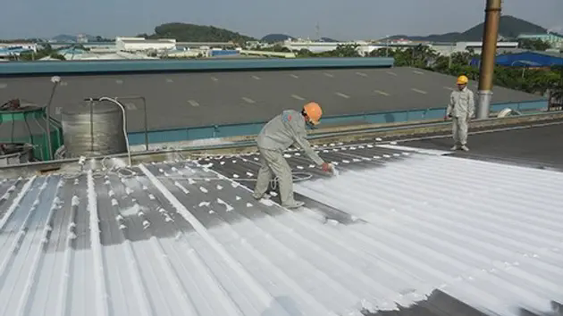 Ấn Độ: Sơn trắng mái nhà để chống nắng nóng