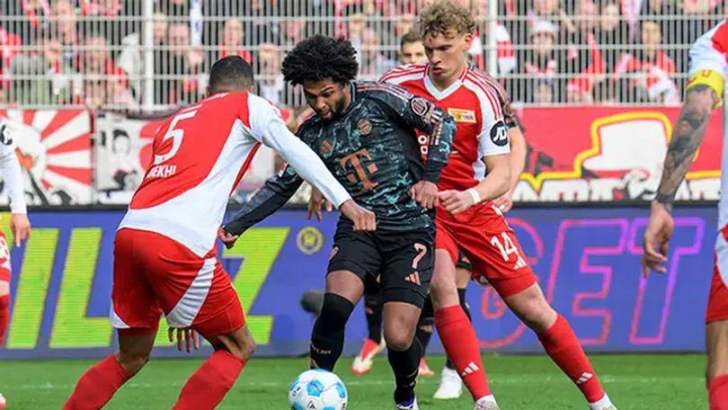 Bayern Munich chia điểm đầy đáng tiếc