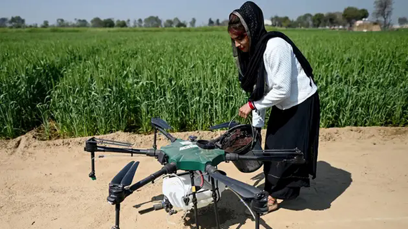 Phụ nữ Ấn Độ điều khiển drone, phá bỏ định kiến giới