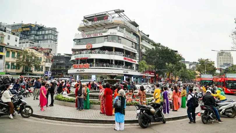 Người dân đổ xô về 'Hàm cá mập' để check-in