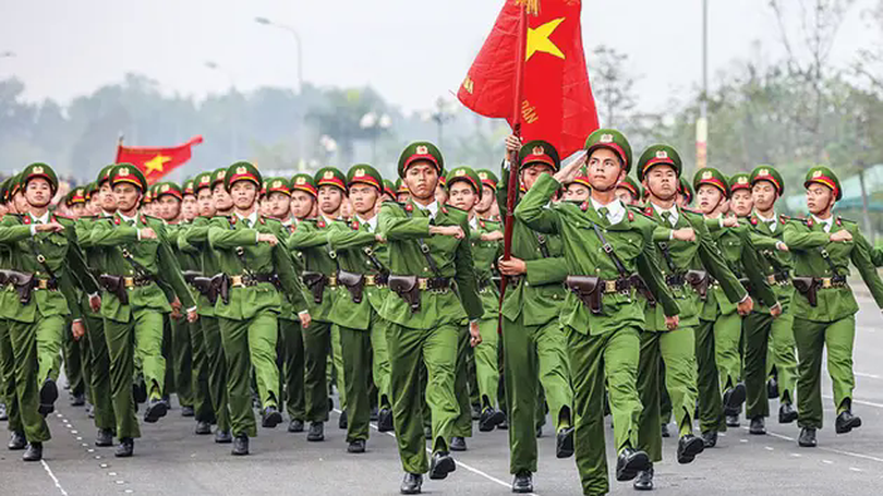 'Vượt nắng thắng mưa' trên thao trường cho lễ diễu binh 30/4